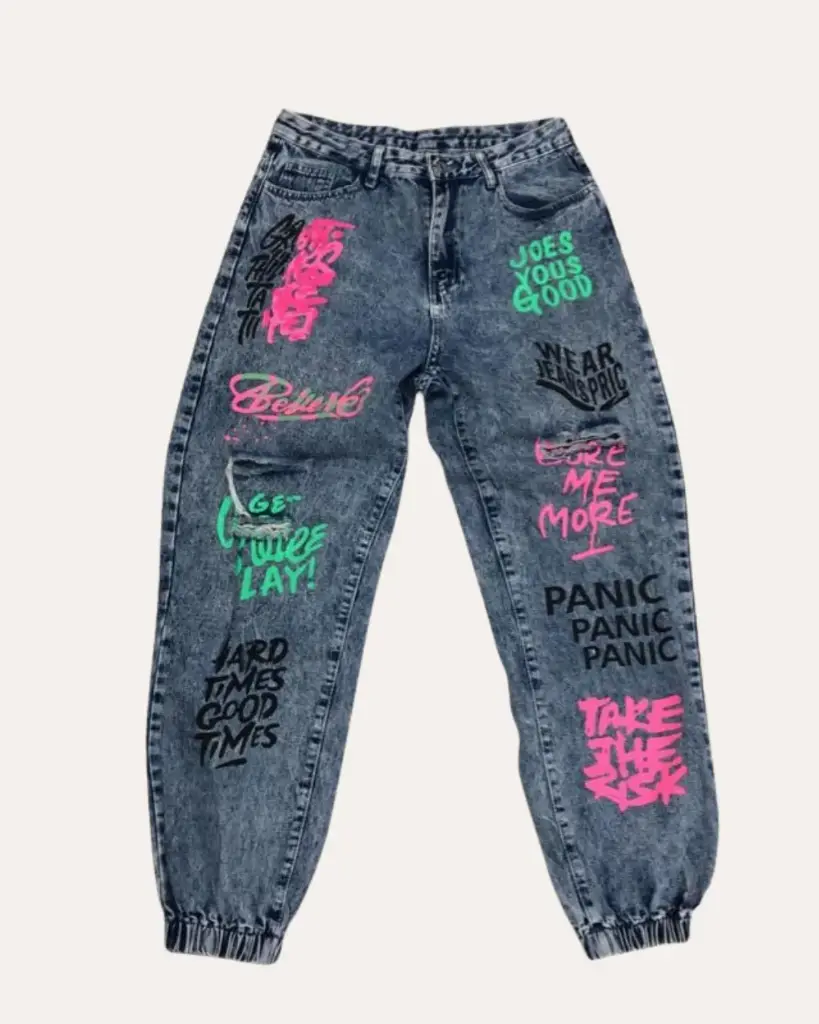PANTALON DENIM CON LETRAS NEON SHEIN