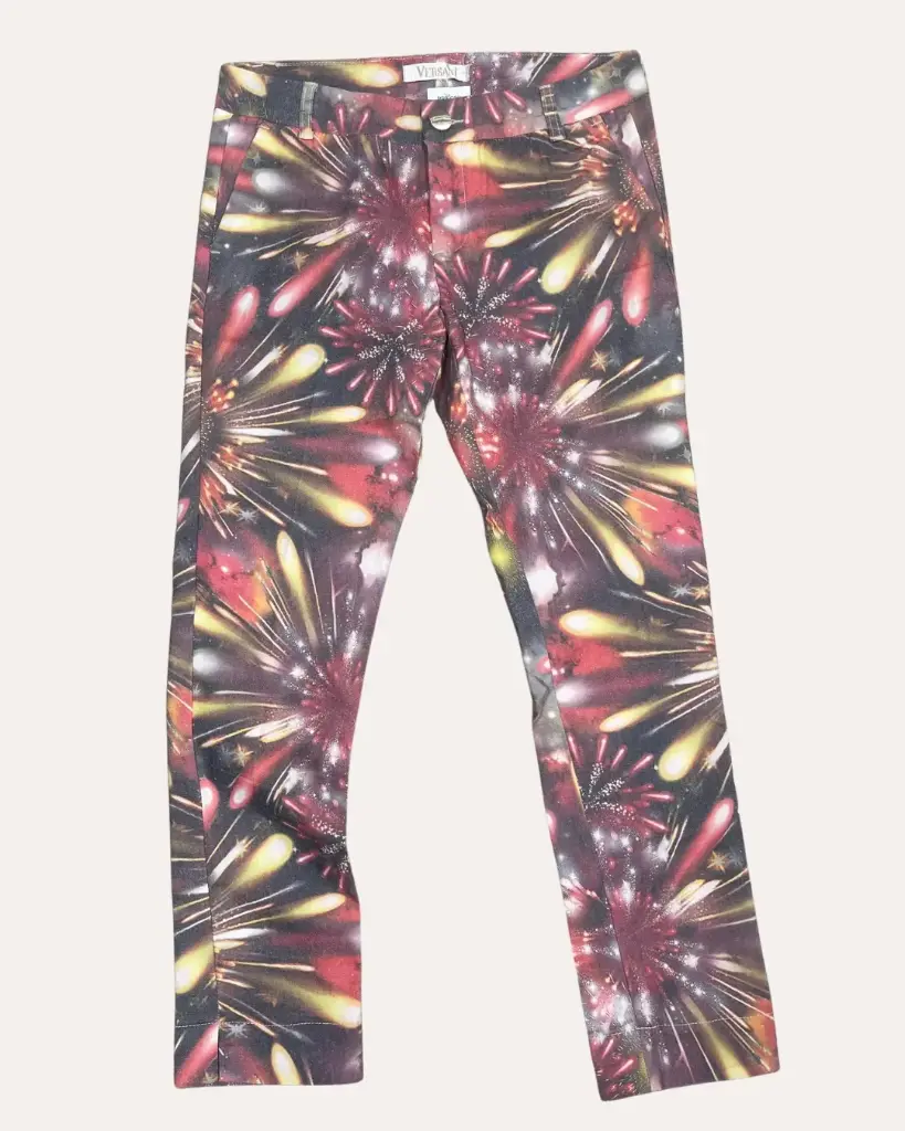 PANTALON ROJO CON ESTAMPADO NEGRO