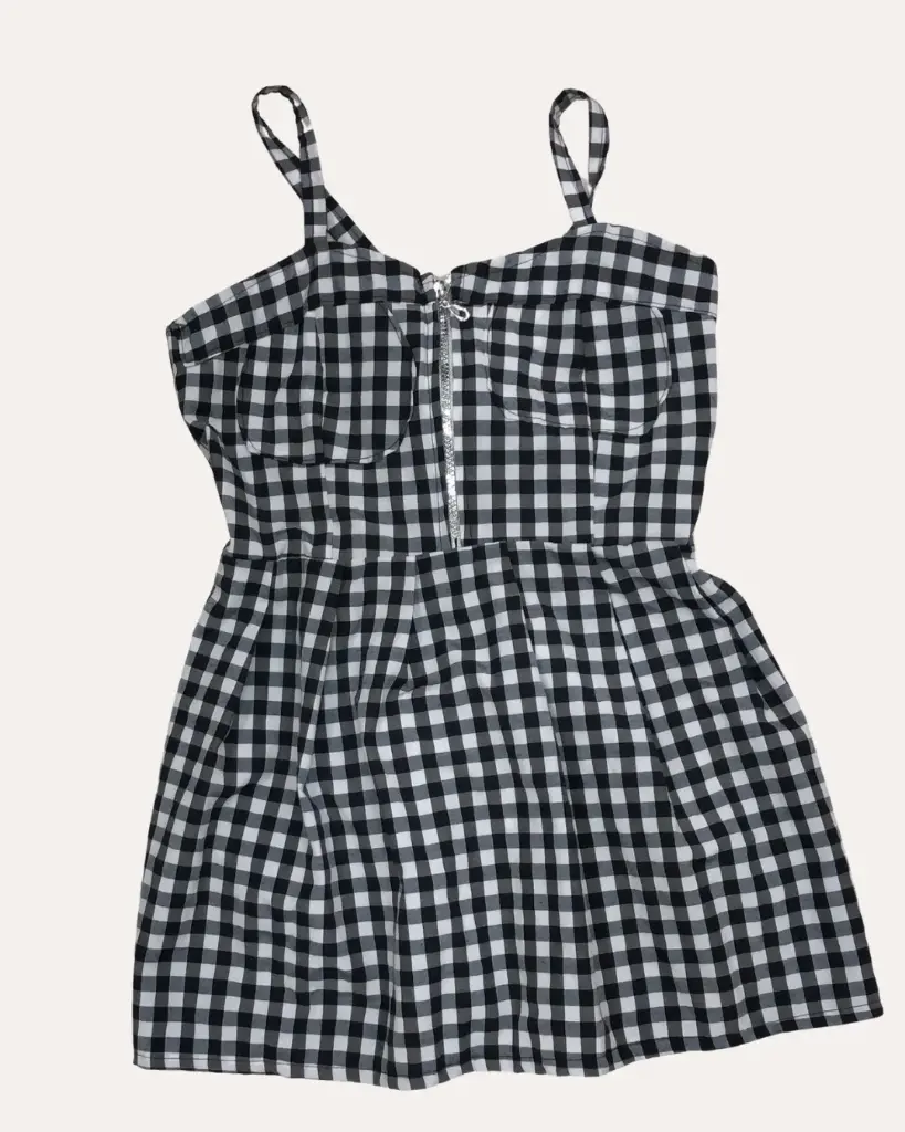 VESTIDO NEGRO CON CUADROS BLANCOS