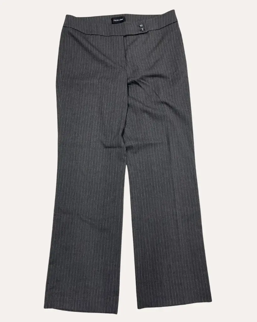 PANTALON DE RAYAS GRIS CON BLANCO 