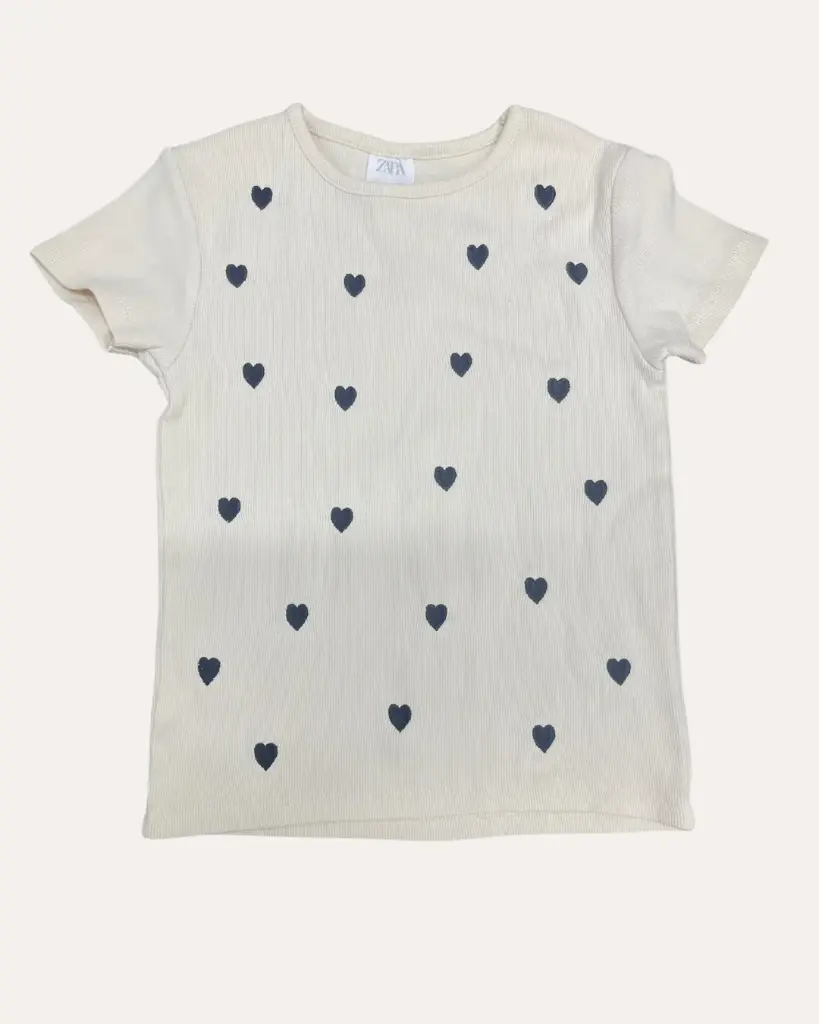 FRANELA BEIGE CON CORAZONES NEGROS ZARA 