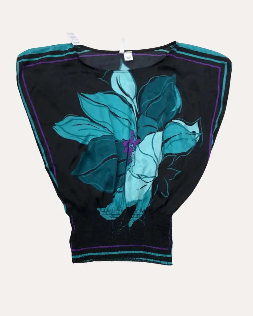 BLUSA NEGRA CON FLOR AZUL AQUA FULL TILT 