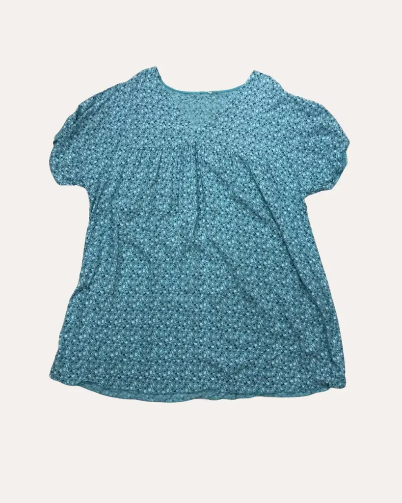 BLUSA AZUL CON FLORES