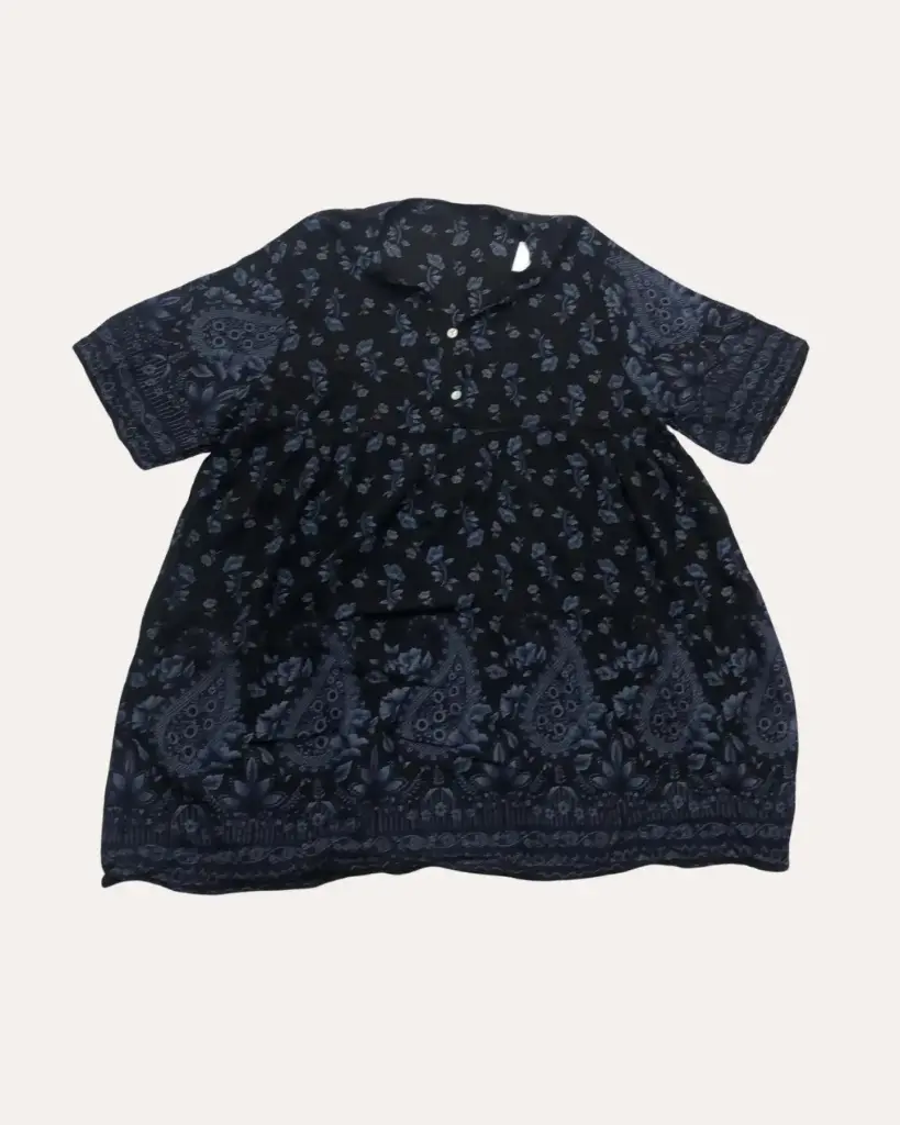 BLUSA NEGRA CON FLORES AZULES 