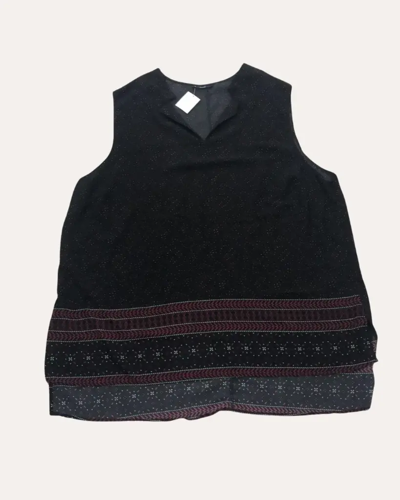 BLUSA NEGRA CON DETALLES ROJOS KIABI 