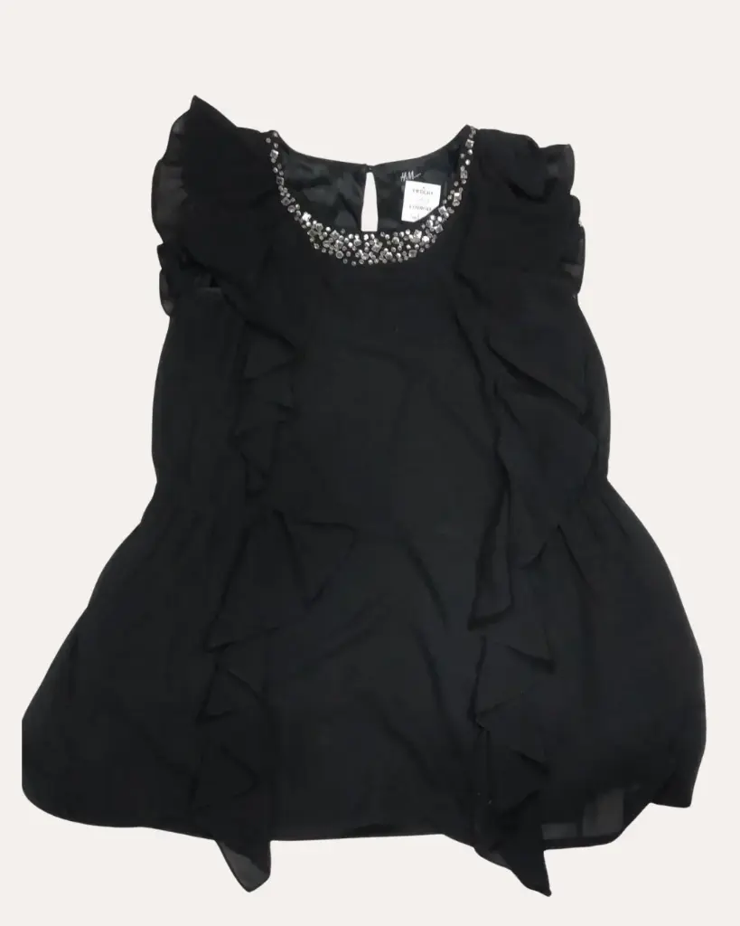 VESTIDO NEGRO CON PIEDRAS EN EL CUELLO H&M 