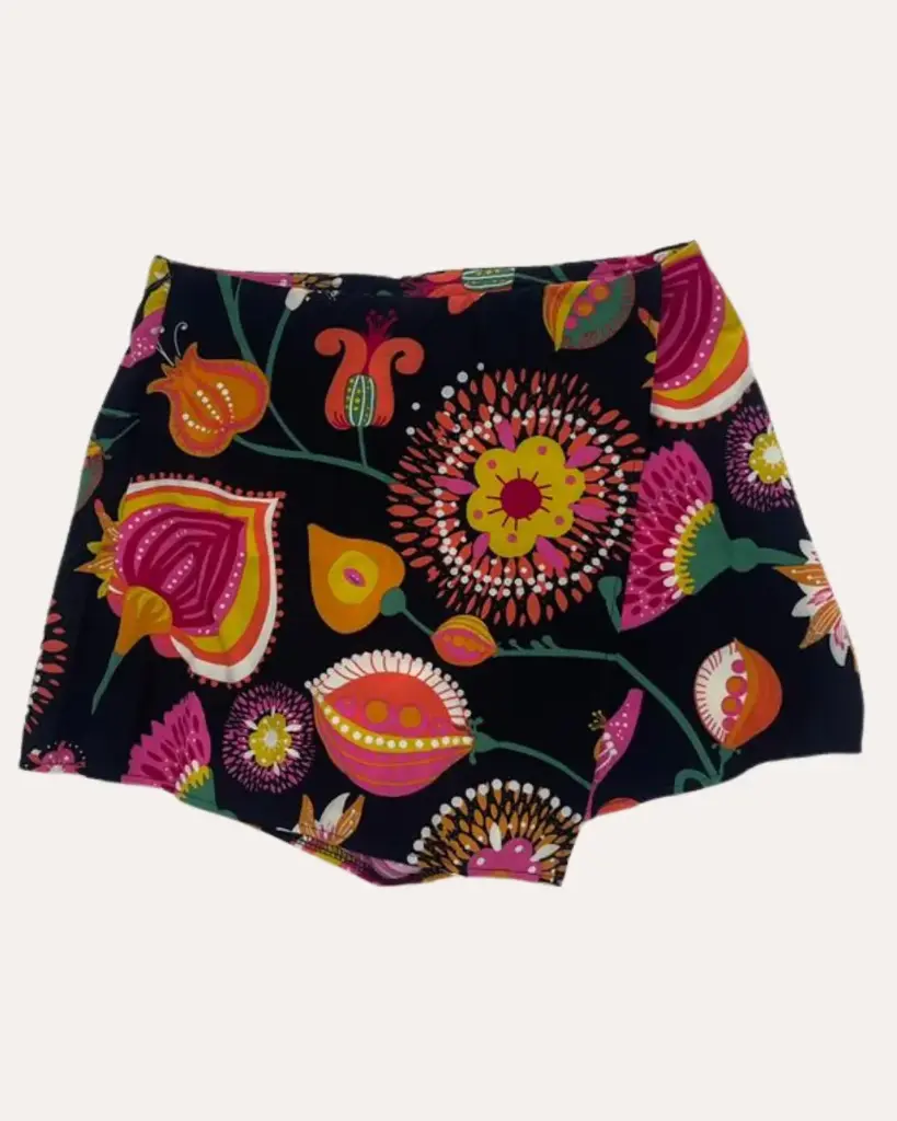 SHORT NEGRO CON ESTAMADO SHEIN 