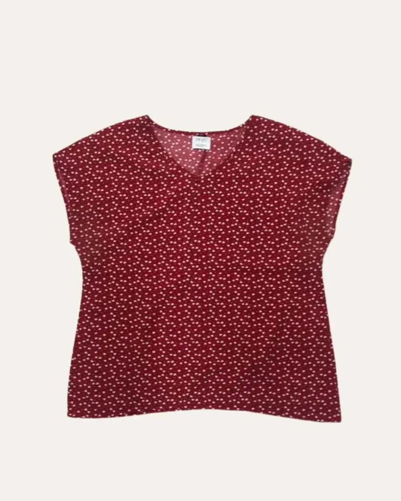 BLUSA ROJA CON CORAZONES BLANCOS
