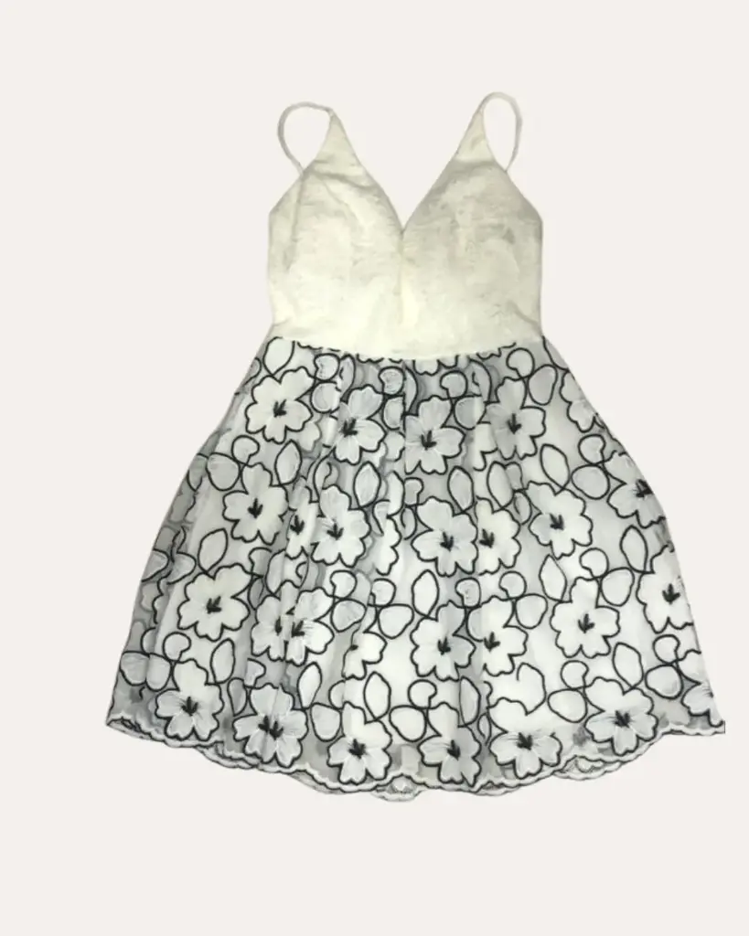 VESTIDO BLANCO CON FLORES NEGRAS 