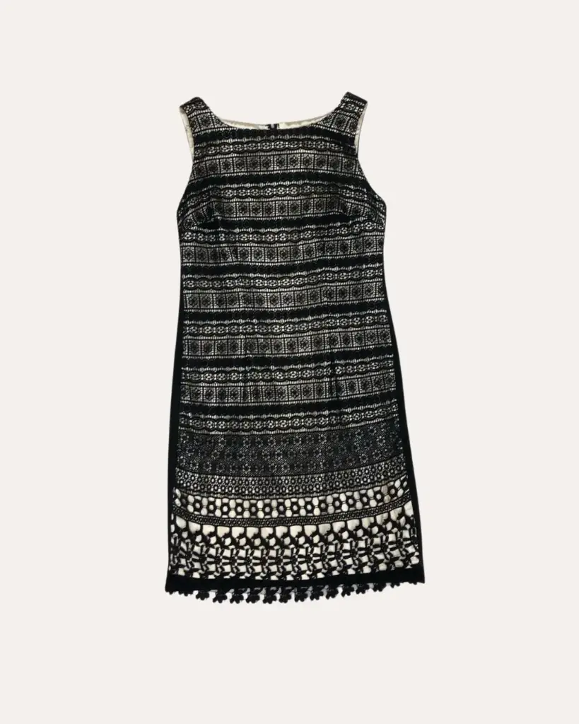 VESTIDO NEGRO CON FONDO BEIGE